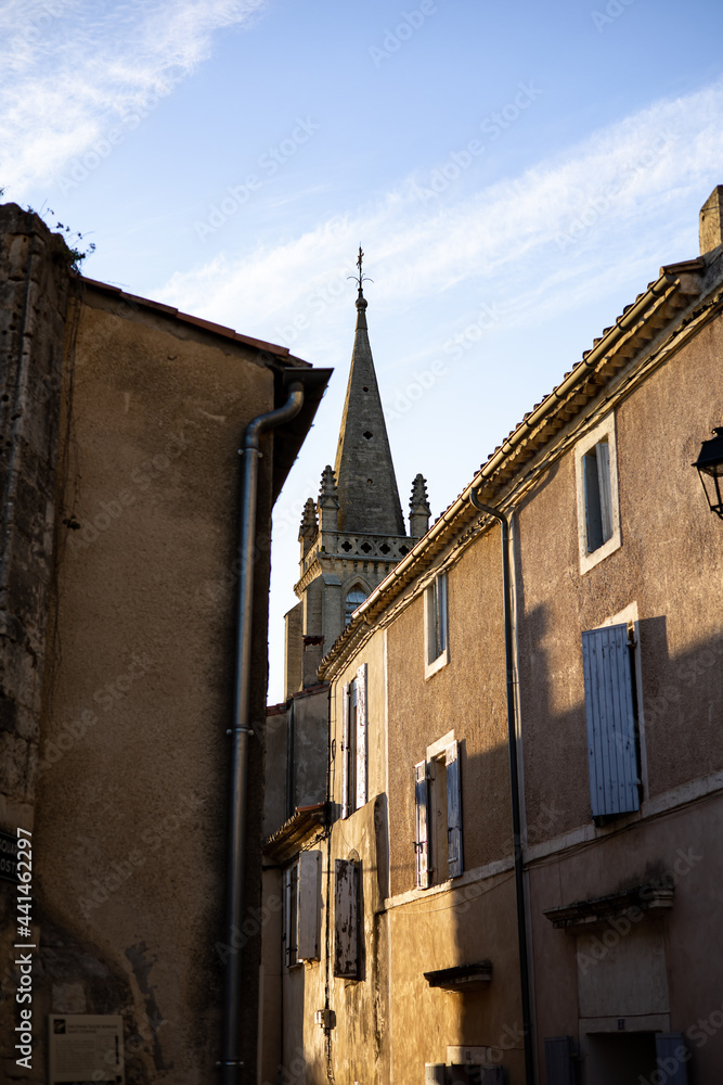 Clocher de l'église de Castries depuis les rues de la ville (Occitanie, France)