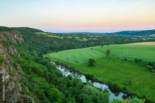 Coucher de soleil sur la Suisse normande depuis les Rochers du Parc à Clécy (Normandie, France)