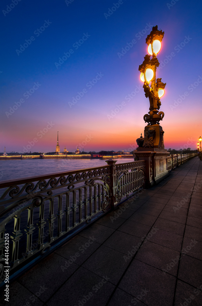 Obraz premium Lantern at the Trinity Bridge in Saint-Petersburg