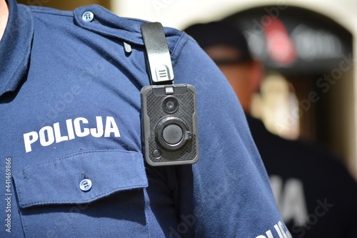 Policjanci policji polskiej z wyposażeniem do służby na zabezpieczeniu. Kamera policyjna.