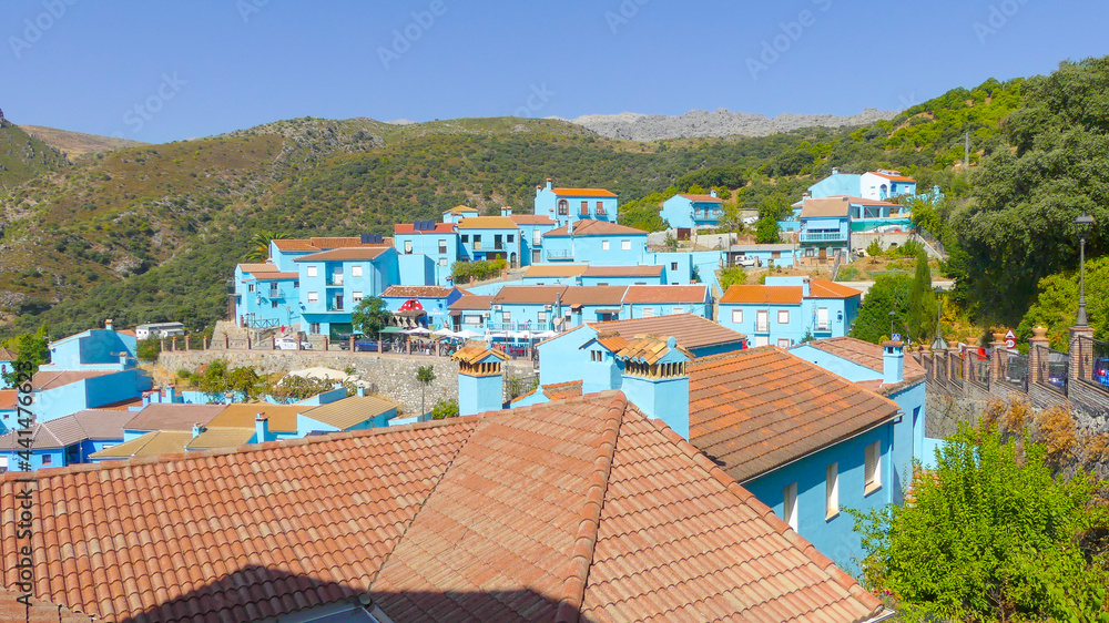 Júzcar el Pueblo de los Pitufos, todo em pueblo esta pintado de azul y caracterizado como el pueblo de los pitufos