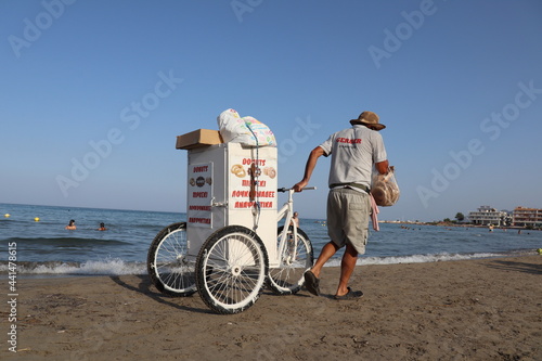 Venditore ambulante sulla spiaggia di Artemide photo