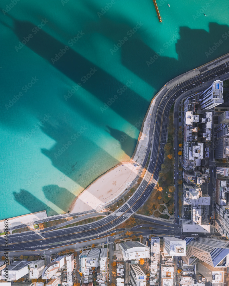 Obraz premium Chicago Gold Coast top down view of Lake shore drive and lake Michigan
