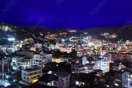 静岡県熱海市の夜の温泉街の風景