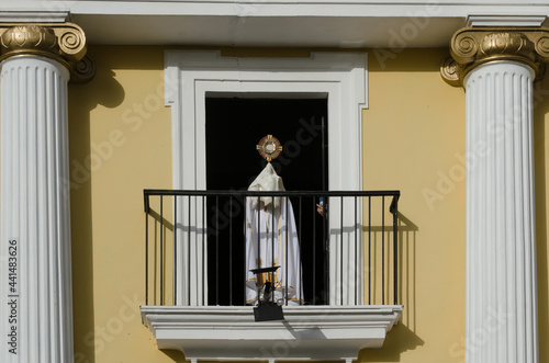 фотографія Sacerdote bendiciendo con el Santísimo al pueblo por el cese de la pandemia
