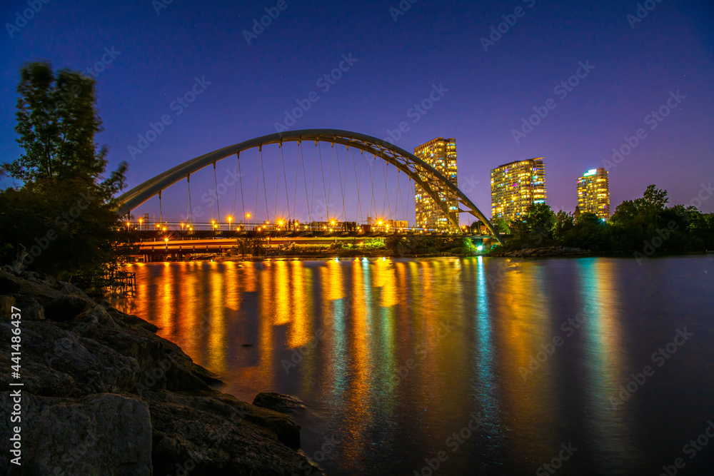 Fototapeta premium Humber Bay Arch Bridge with reflection