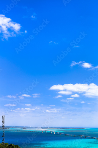 沖縄県宮古島、青空と伊良部大橋・日本 © Hirayama Toshiya