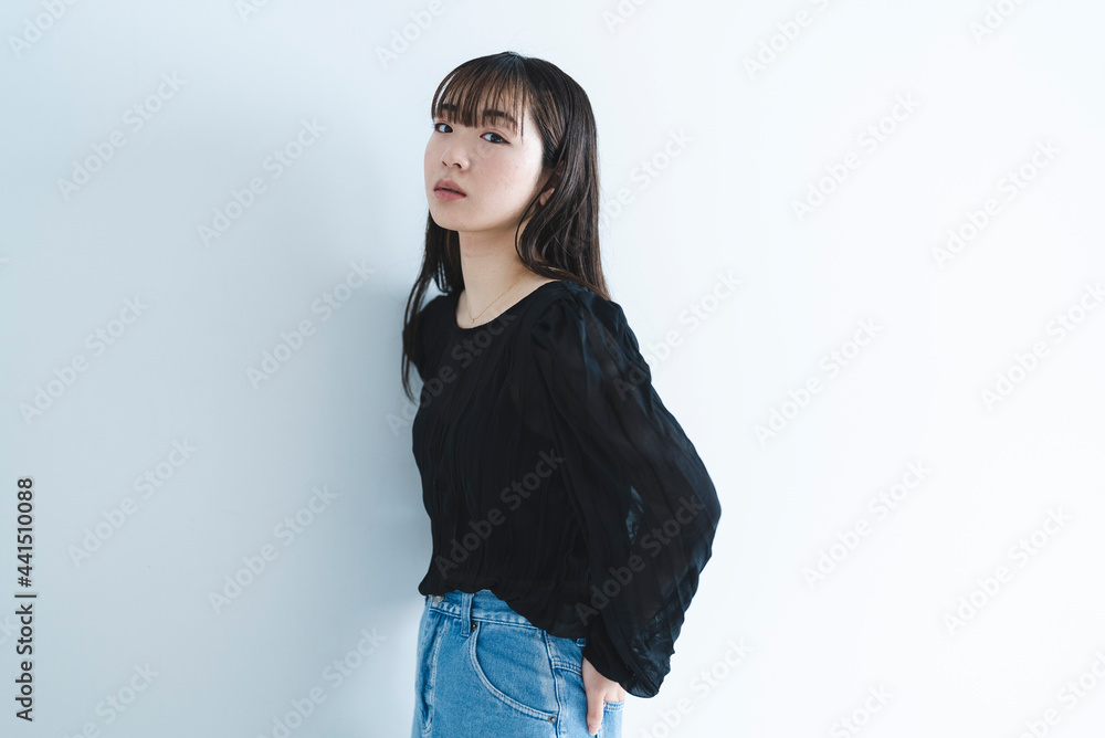 クールな若い女性 クールな若い女性