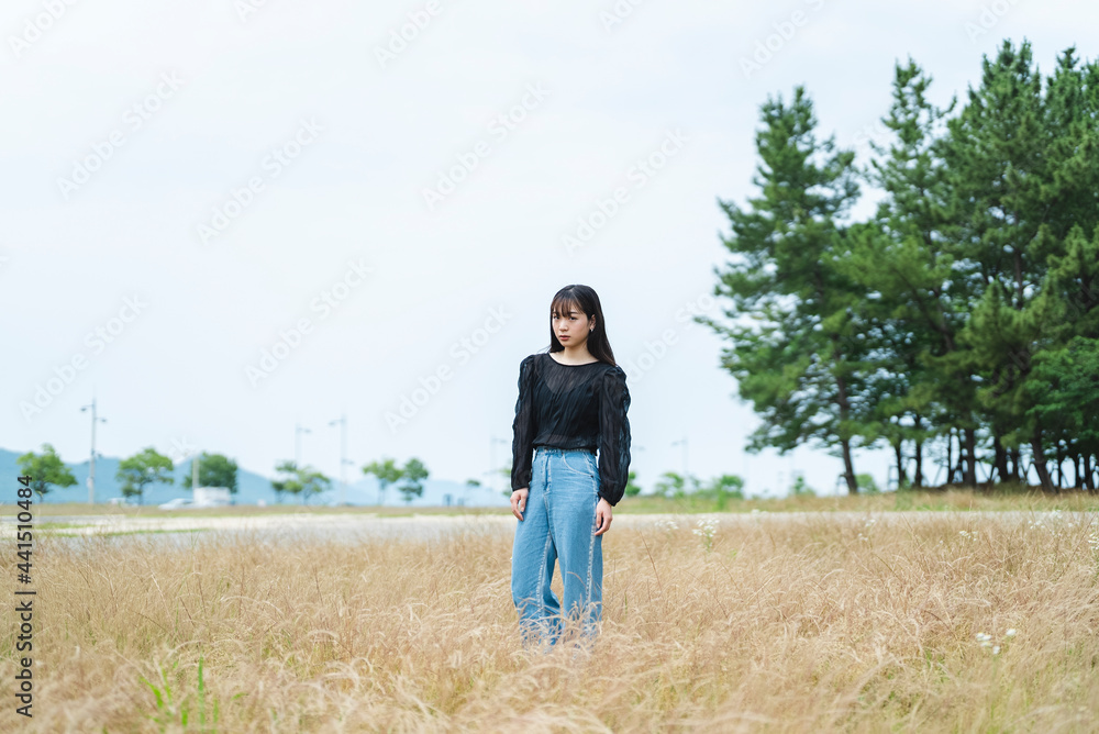 屋外の女性 屋外の女性