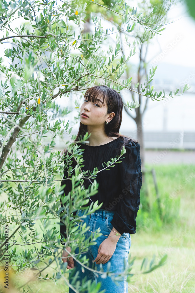 街を散策する女性 街を散策する女性