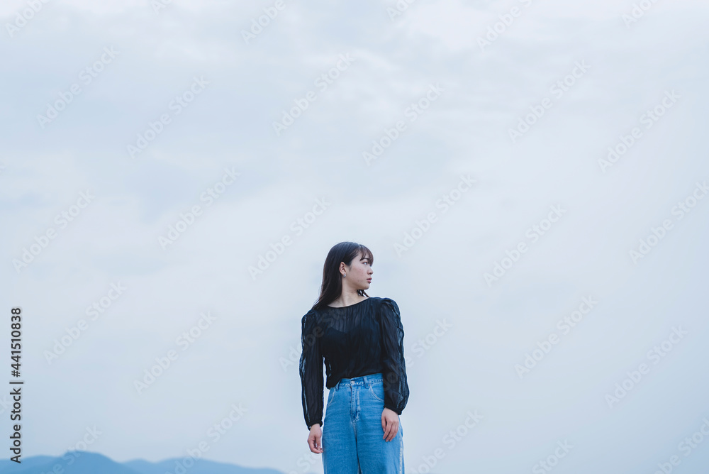 街を散策する女性