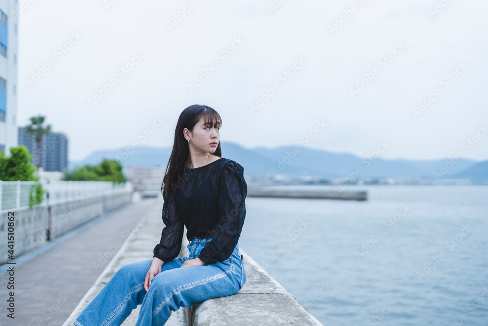 街を散策する女性