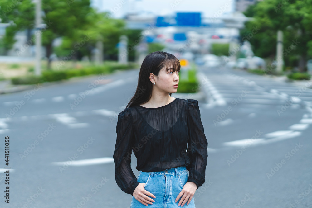 Fototapeta premium 街を散策する女性