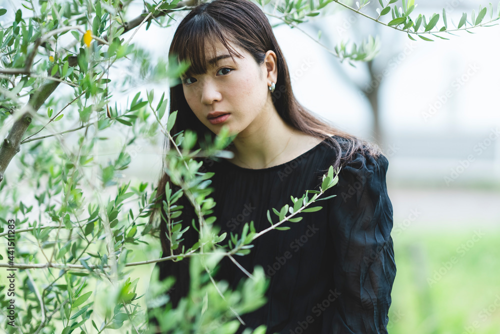 街を散策する女性 街を散策する女性