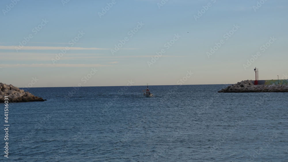 Barca che entra al porto di Pesaro