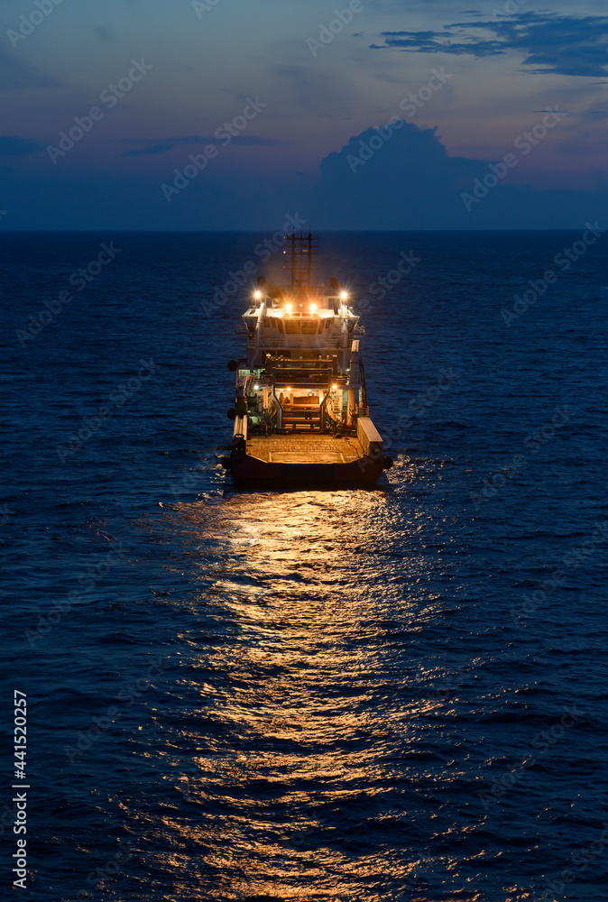 Obraz premium Sea tow in the high sea
