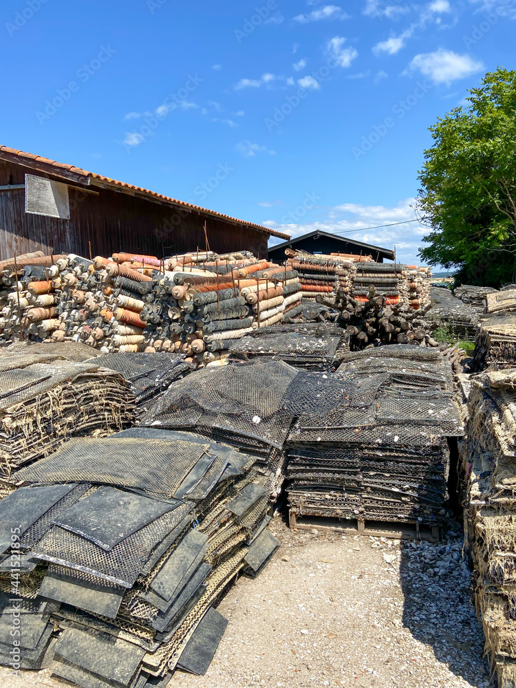 Sac d'huitres d'une ferme ostréicole au Cap Ferret, Gironde Sac d'huitres d'une ferme ostréicole au Cap Ferret, Gironde