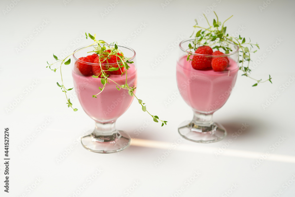 Malinowa pana cotta, deser z malinami Malinowa pana cotta, deser z malinami