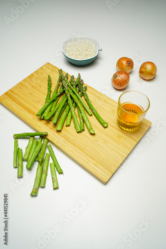 Risotto ze szparagami, składniki na risotto, zielone szparagi