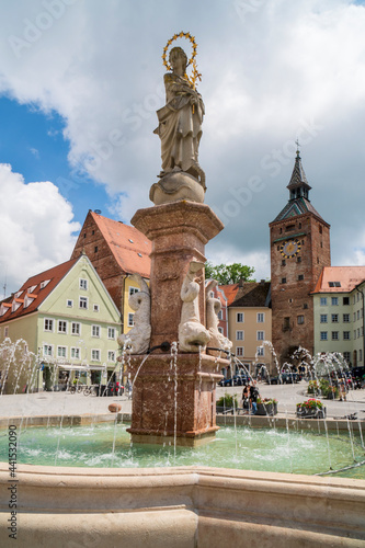 Stadt Landsberg am Lech in Bayern mit dem historischen Schmalzturm und Marienbrunnen am Hauptplatz photo