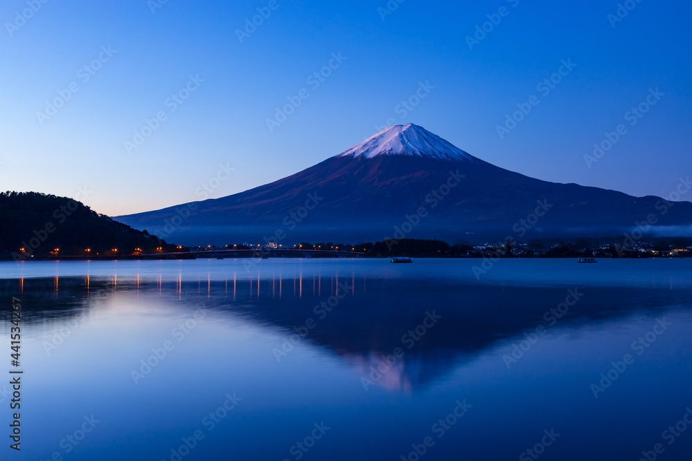 夜明けの富士山　山梨県富士河口湖町河口湖畔にて