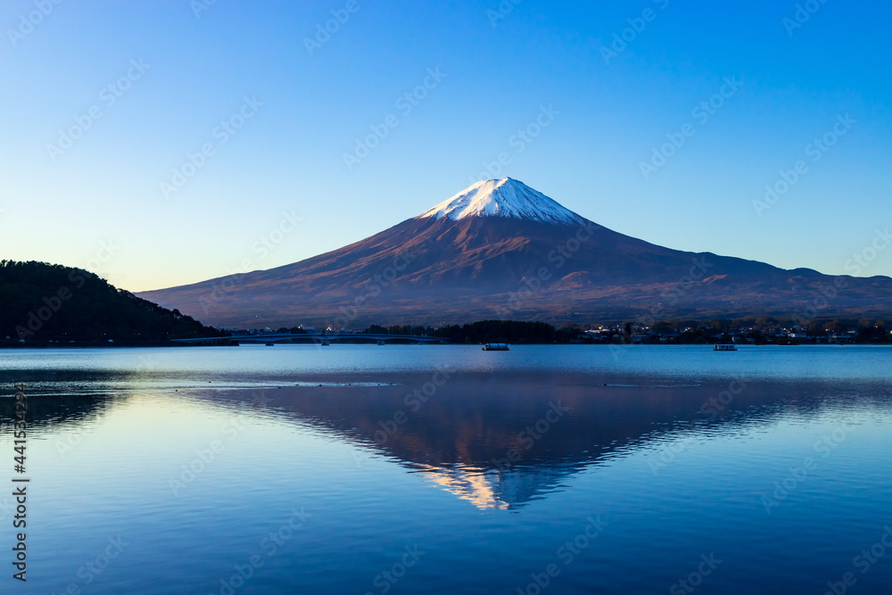 夜明けの富士山　山梨県富士河口湖町河口湖畔にて