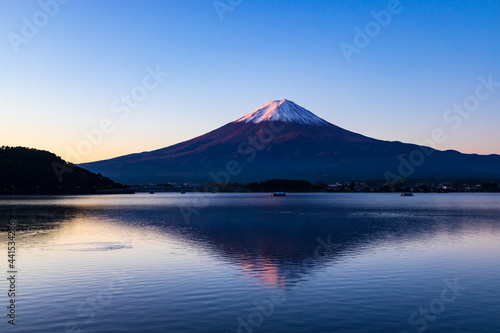 夜明けの富士山 山梨県富士河口湖町河口湖畔にて