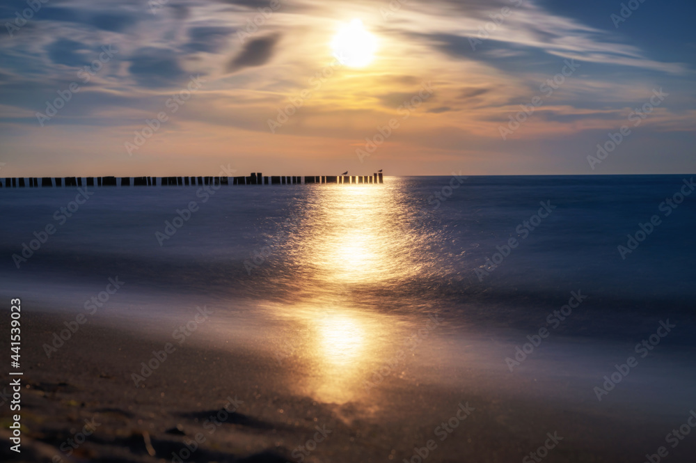 Romantischer Sonnenuntergang über der Ostsee am Strand von Kühlungsborn