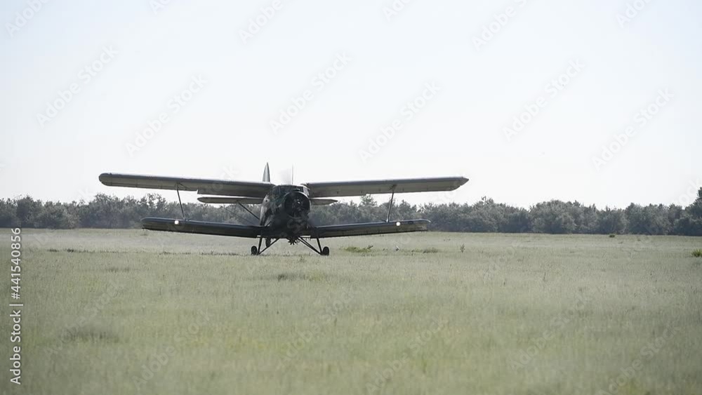 Flight of an agricultural aviation aircraft Flight of an agricultural aviation aircraft