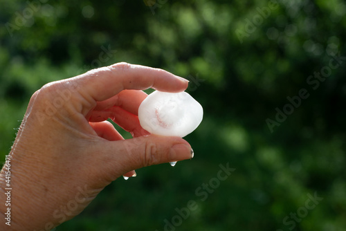 schön und gefährlich: riesige Hagelkörner, hailstones photo