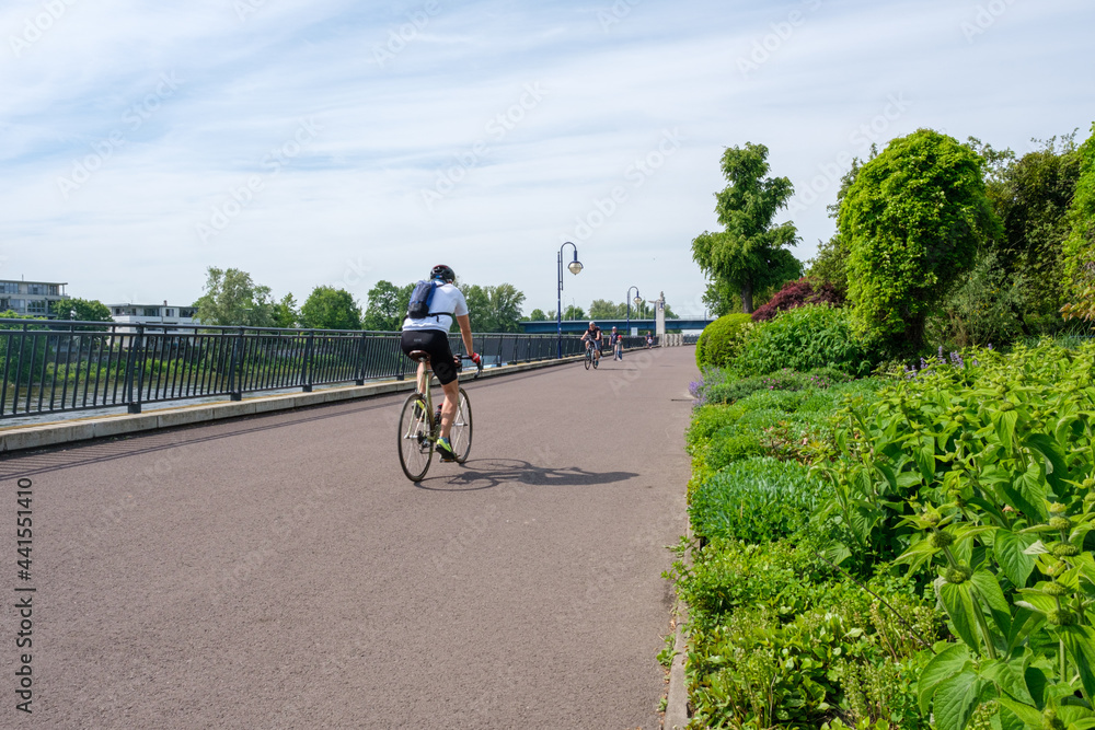 Fahrradfahrer Radfahrer Elbe 