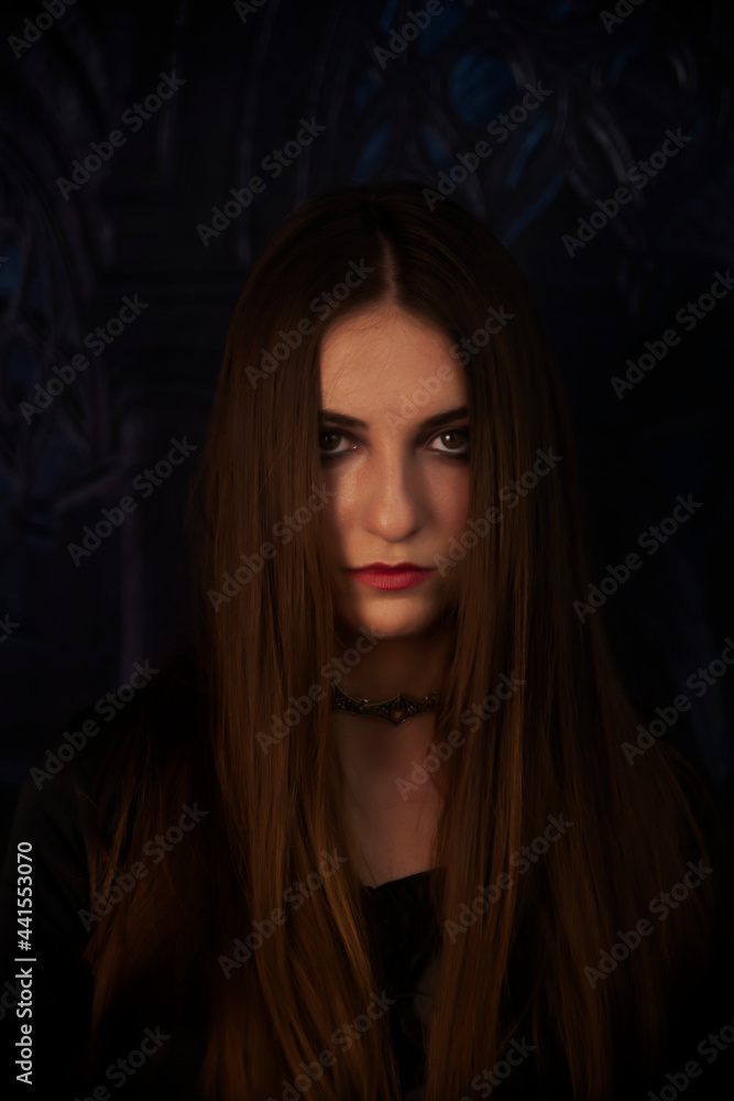 bonita chica joven con una mirada intensa bonita chica joven con una mirada intensa