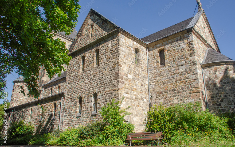 Die Salvatorkirche auf dem Salvatorberg in Aachen ist ein Kirchengebäude der römisch-katholischen Kirche. Sie wurde 1886 fertiggestellt Die Salvatorkirche auf dem Salvatorberg in Aachen ist ein Kirchengebäude der römisch-katholischen Kirche. Sie wurde 1886 fertiggestellt