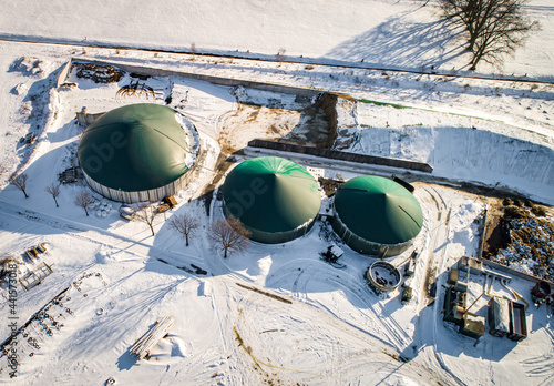 Biogasanlage auf einem landwirtschaftlichen Betrieb.. Die Anlage dient zur Energieherstellung. Landwirtschaftliches Symbolfoto. photo