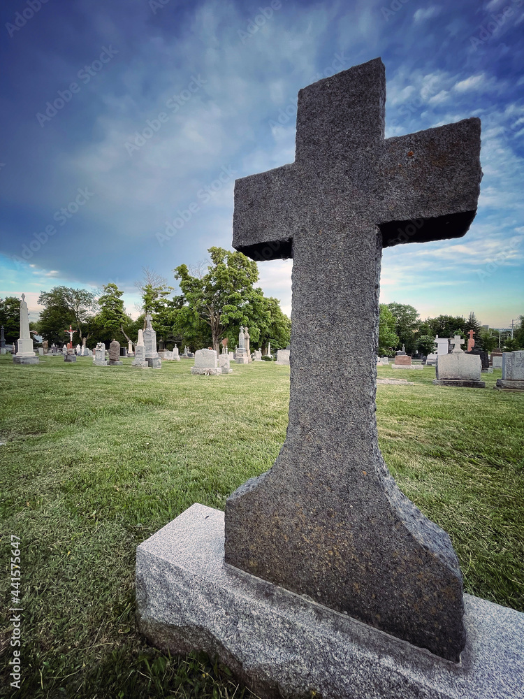 une croix dans un cimetière une croix dans un cimetière