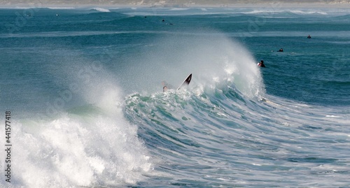 Les vagues et les surfeurs à La Torche en Finistère Cornouaille Bretagne France 