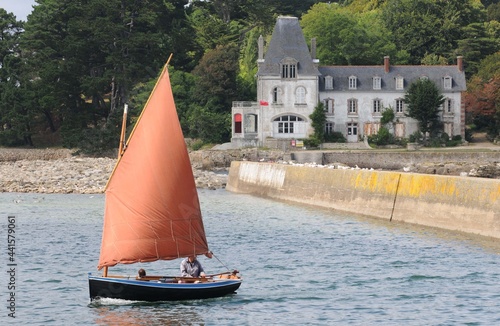 Canvastavla bateau à voile devant l'île Tristan à Douarnenez en Finistère Cornouaille Bretag