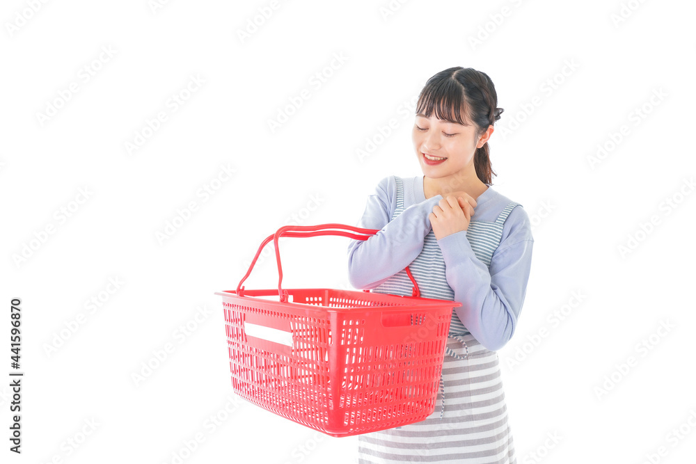 スーパーで買い物をする若い主婦 スーパーで買い物をする若い主婦