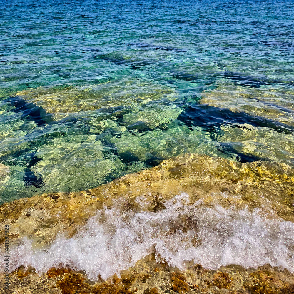 Obraz premium Kamienista plaża nad Morzem Śródziemnym. Wyspa Kreta, Grecja.