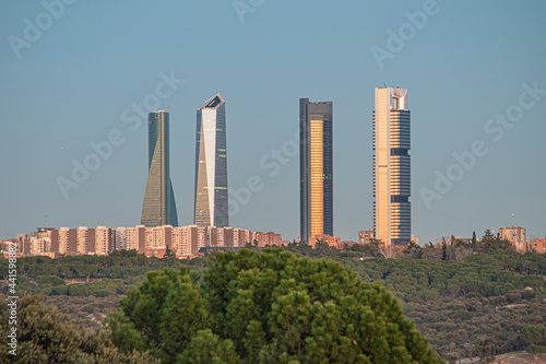 Vistas de las cuatro torres durante el atardecer en la ciudad de Madrid durante un día soleado y sin nubes, España.