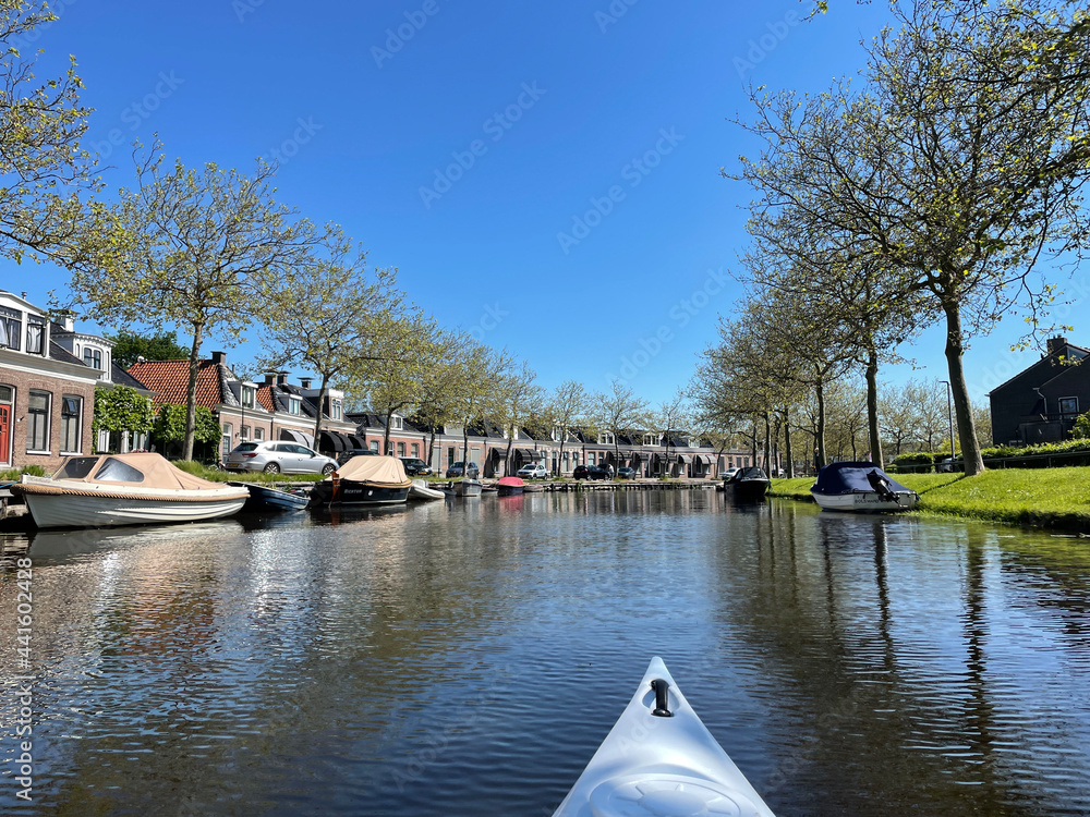 Obraz premium Canoeing through the canals of Bolsward