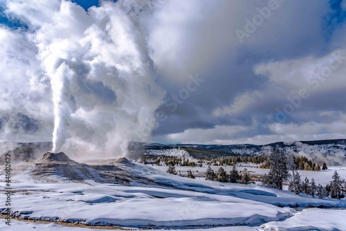 Fototapet Winter Geyser eruption
