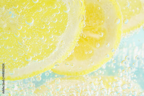 レモンと炭酸水のライトブルー背景