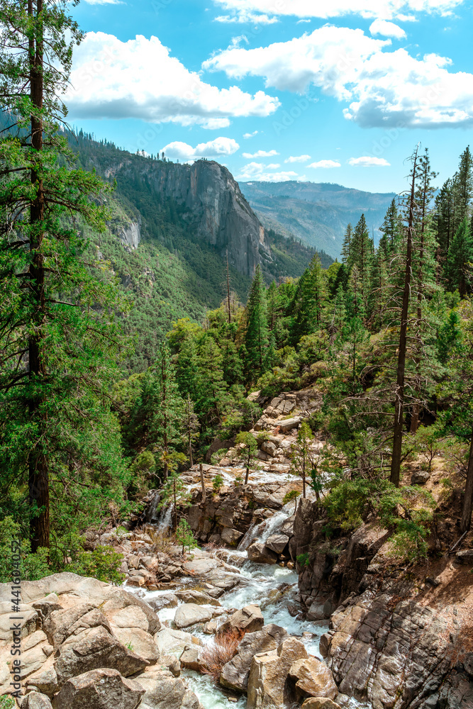 Obraz premium A gorgeous view of a waterfall in the mountains in Yosemite National Park, California.