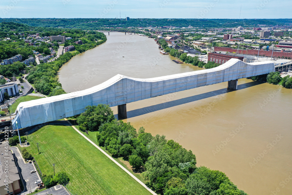 Fototapeta premium Brent Spence Bridge Over Ohio River in Cincinnati Painting and Maintenance