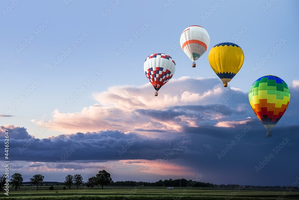 Naklejka premium balloon against the backdrop of sky and sunset, silence of nature