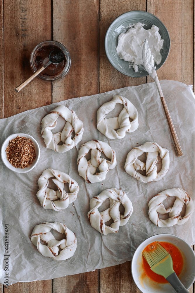 Pretzels with egg, cream cheese and fig jam Pretzels with egg, cream cheese and fig jam