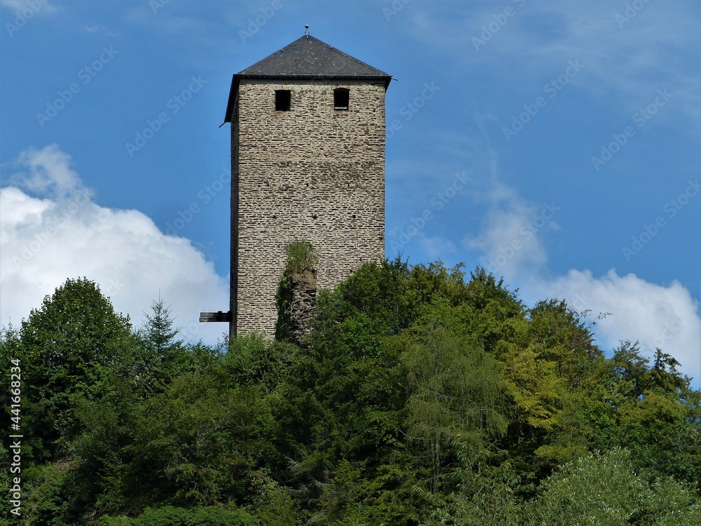 Bergfried der Burg Treis in Treis-Karden an der Mosel