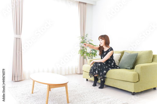 自宅でテレビを見る女性 © maroke