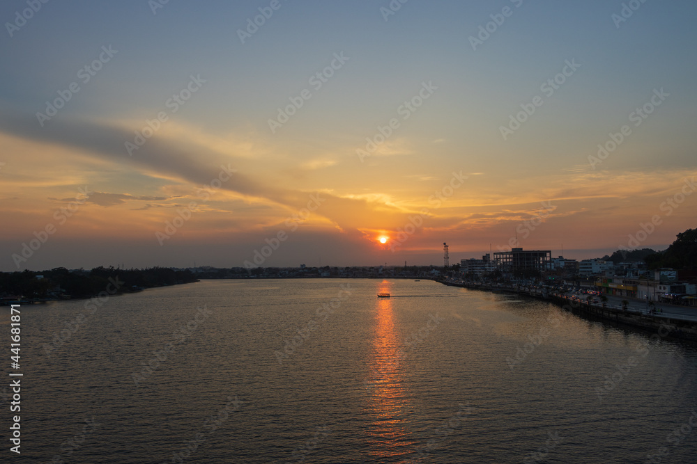 Puesta de sol desde el puerto de los bellos atardeceres Tuxpan, Veracruz, México.